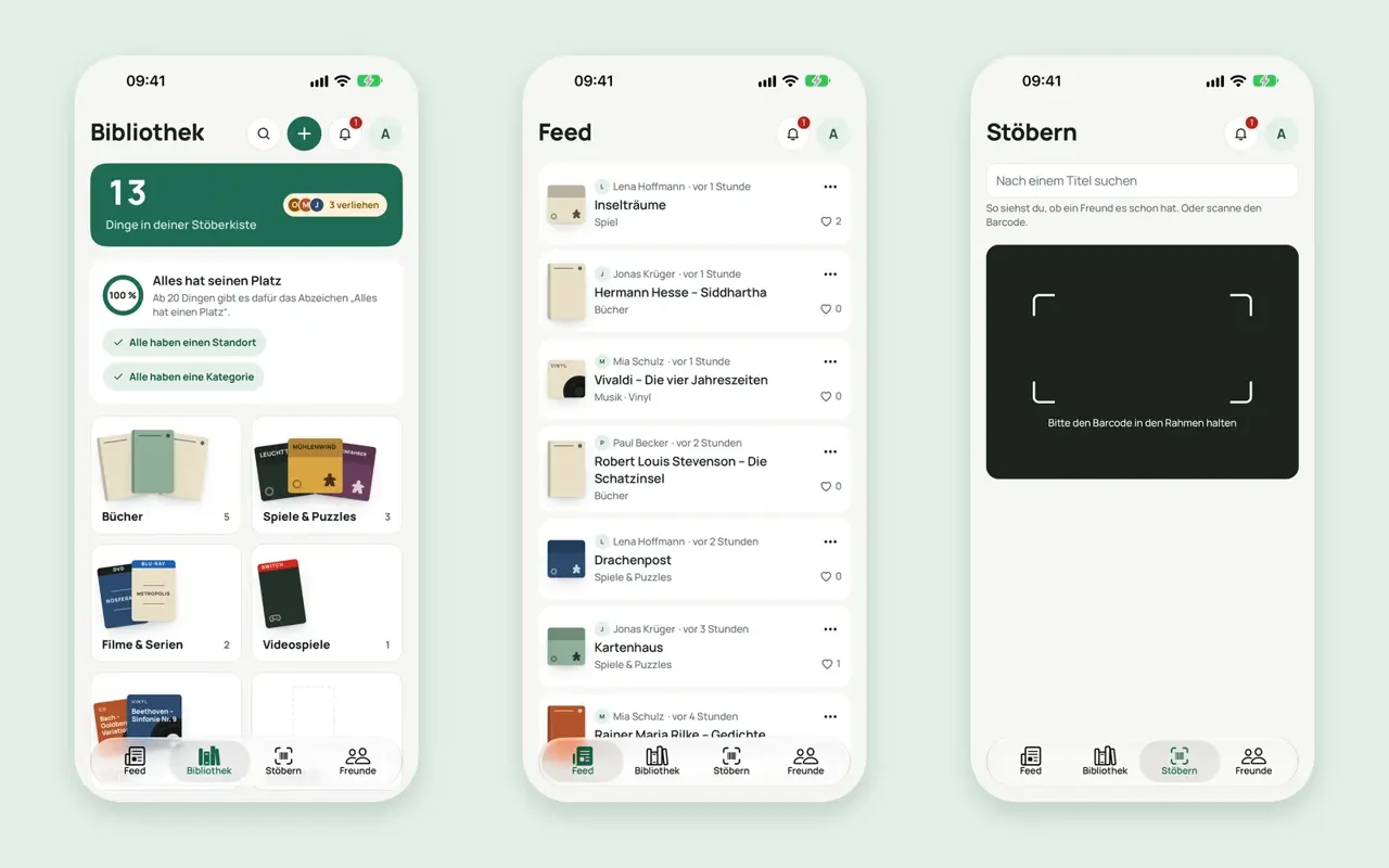 Drei App-Screens mit Testdaten: Bibliothek mit „13 Dinge in deiner Stöberkiste“, Abzeichen-Fortschritt und Kategorien mit gezeichneten Covern, Feed mit neuen Einträgen der Freunde und der Stöbern-Tab mit Titelsuche und Scanrahmen