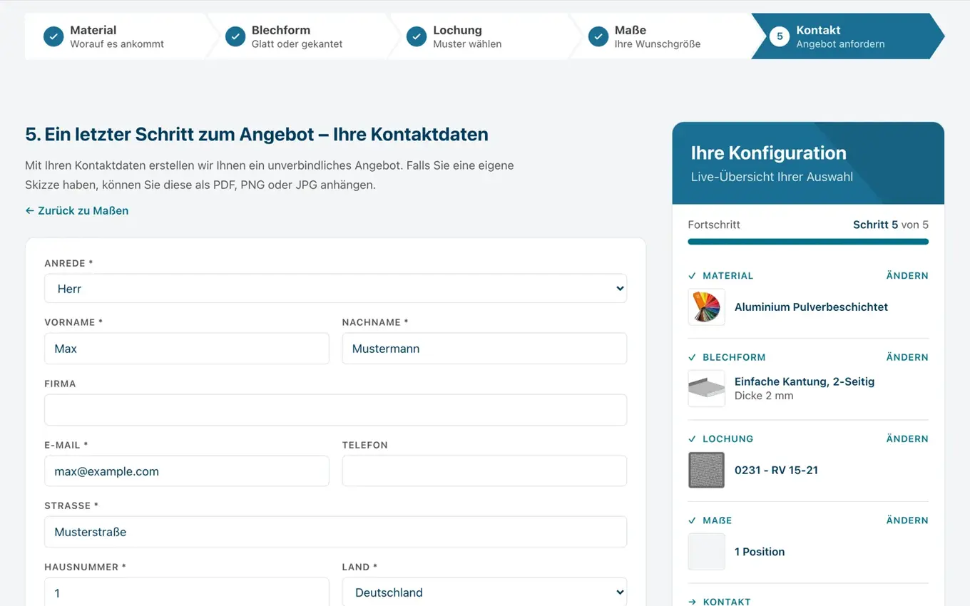 Konfigurator-Schritt Kontakt mit ausgefülltem Formular für Max Mustermann, rechts die Live-Übersicht mit allen bisherigen Schritten