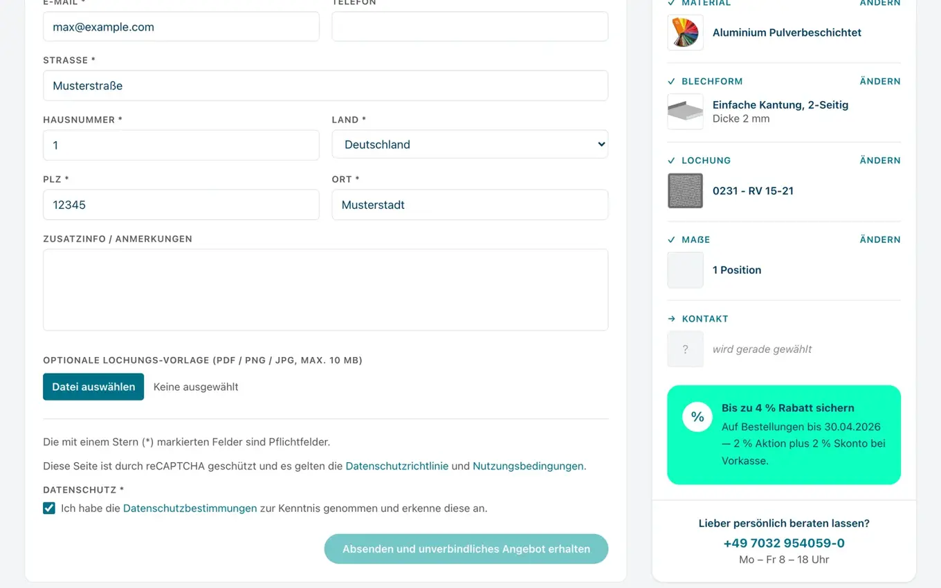 Ende des Kontaktformulars mit Datenschutz-Häkchen und Absende-Button, daneben die Live-Übersicht mit Material, Blechform, Lochung und Maßen