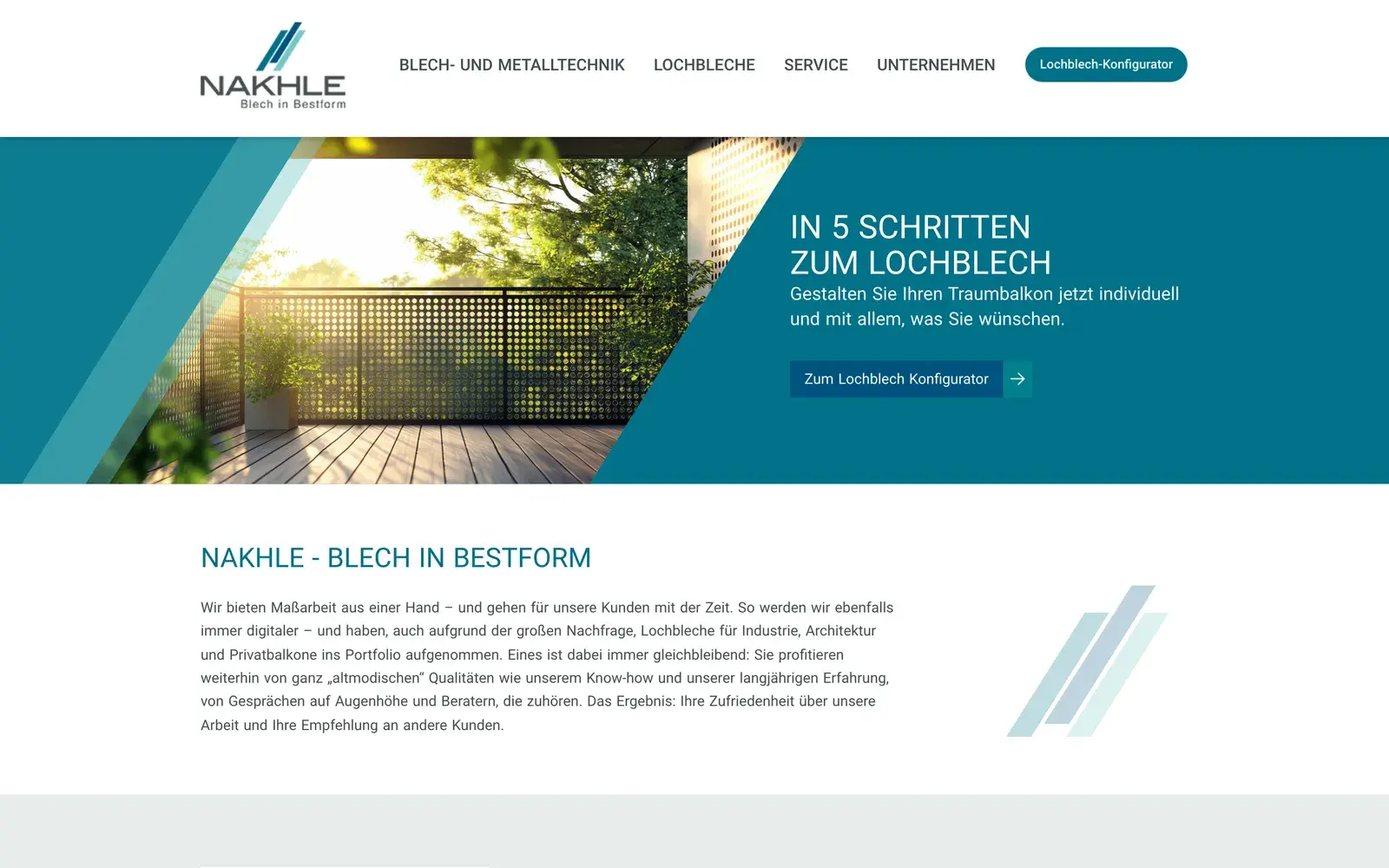 Startseite von nakhle.de mit Lochblech-Balkon im diagonal geschnittenen Hero und der Überschrift „In 5 Schritten zum Lochblech“